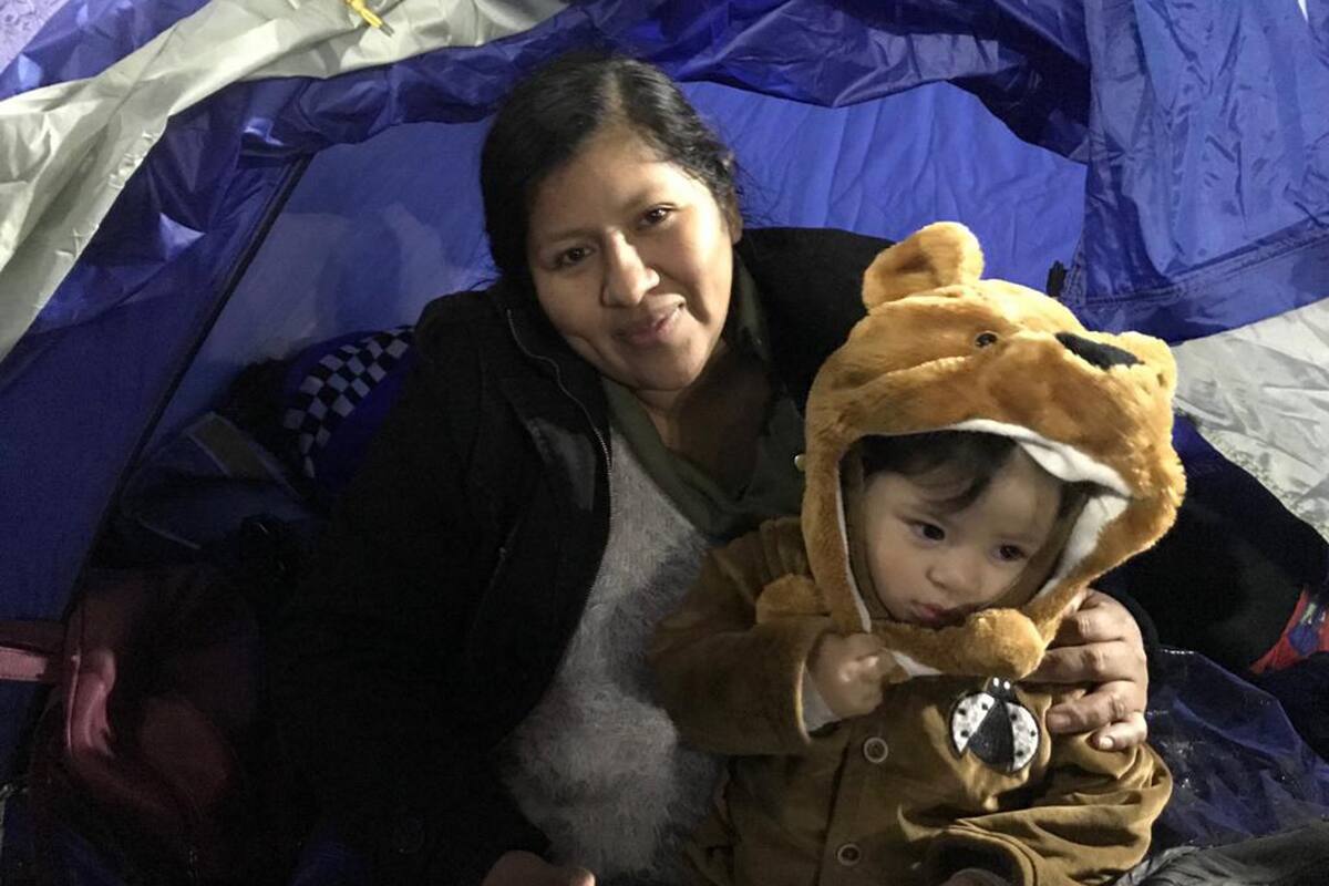 Celina Flores, junto a su hijo Gadiel