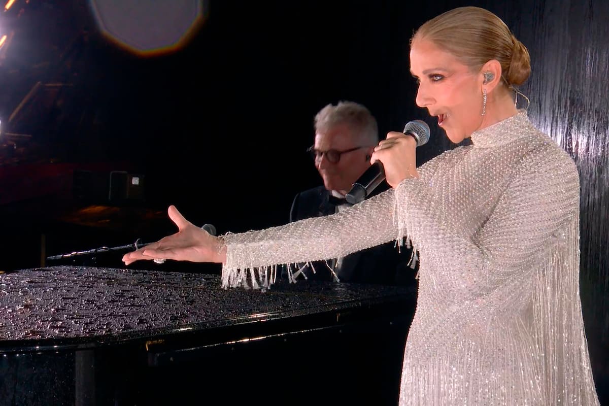 Céline Dion al pie de la Torre Eiffel, durante la ceremonia inaugural de los Juegos Olímpicos de París, este viernes 26 de julio