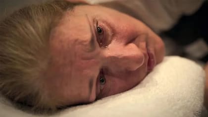 Céline Dion sufriendo una de sus crisis por el síndrome de la persona rígida (Foto: captura Amazon Prime Video)
