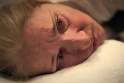 Céline Dion sufriendo una de sus crisis por el síndrome de la persona rígida (Foto: captura Amazon Prime Video)