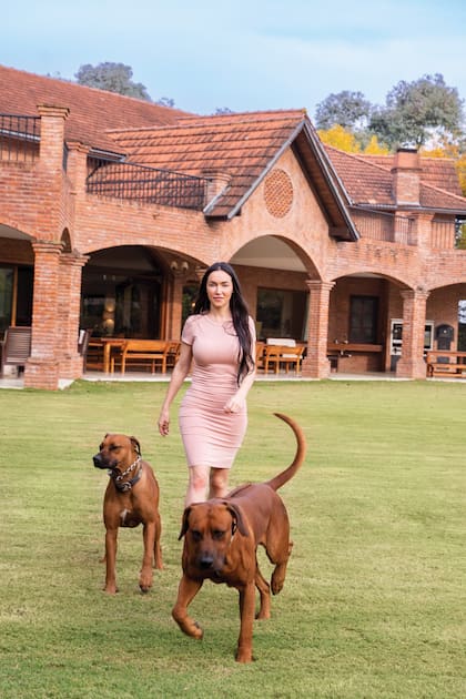 Celine junto a Zulu y Samba, dos de los muchos perros guardianes Rodhesian que tienen.