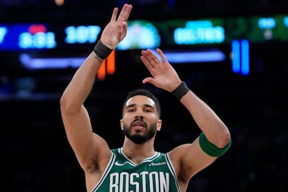 Celtics aplastan a Knicks 115-93 y reducen ventaja de Nueva York a 2-1 en las semifinales del Este
