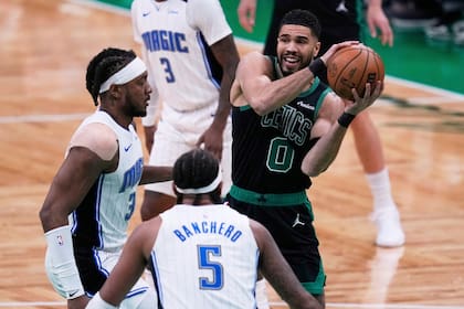 Celtics, campeones defensores, apabullan 120-89 a Magic y ganan la serie de playoffs por 4-1