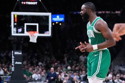 Celtics rompen récord de triples en una temporada de NBA y aplastan 123-103 a Suns