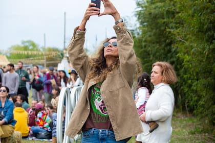Celular en mano, la ex modelo fotografió y grabó a India.