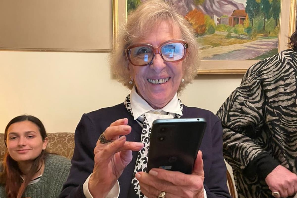 Celular en mano, Laura Dotro se alegra de sus 97 años