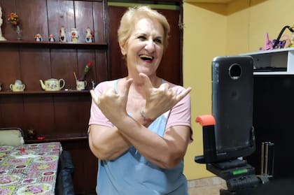 Celular, trípode y Tita en acción