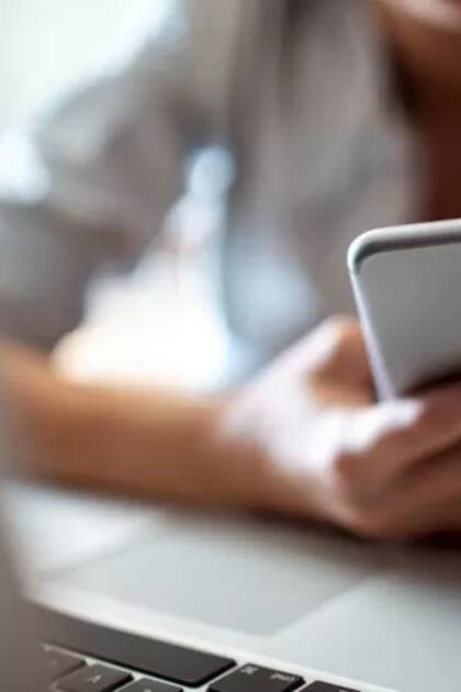 Celular y laptop, dos de las pantallas que más miramos