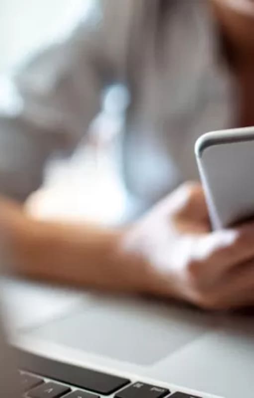 Celular y laptop, dos de las pantallas que más miramos