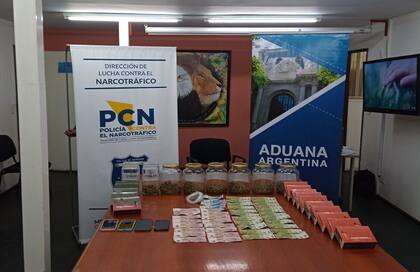 Celulares, droga y dinero secuestrados a una banda narco en Mendoza