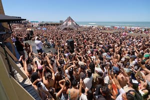 Celulares en alto y horas de espera: LUZU TV instaló un fenómeno joven en la playa de Pinamar