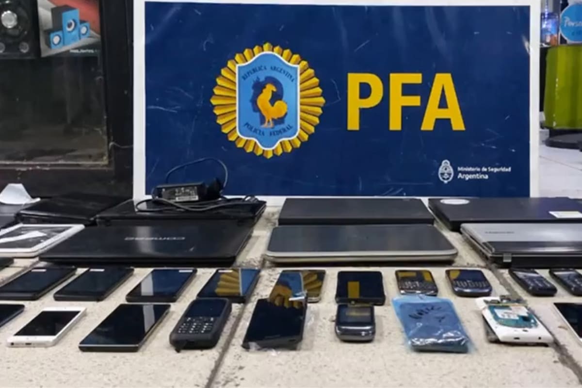 Celulares incautados en un laboratorio de liberación de iPhone en Villa Celina