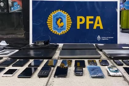 Celulares incautados en un laboratorio de liberación de iPhone en Villa Celina