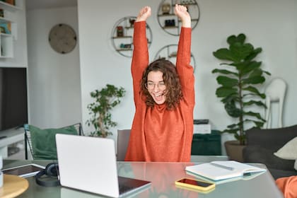 Celulares; Notebooks; Computadoras; Mujeres festejando; hombre festejando; pareja Festejando; juegos; LN JUEGOS;