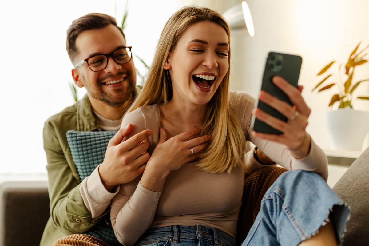 Celulares; Notebooks; Computadoras; Mujeres festejando; hombre festejando; pareja Festejando; juegos; LN JUEGOS;
