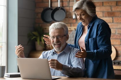 Celulares; Notebooks; Computadoras; Mujeres festejando; hombre festejando; pareja Festejando; juegos; LN JUEGOS;