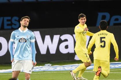 Las dos caras del fútbol: el festejo de dos jugadores de Villarreal contrasta con la decepción de uno de Celta.