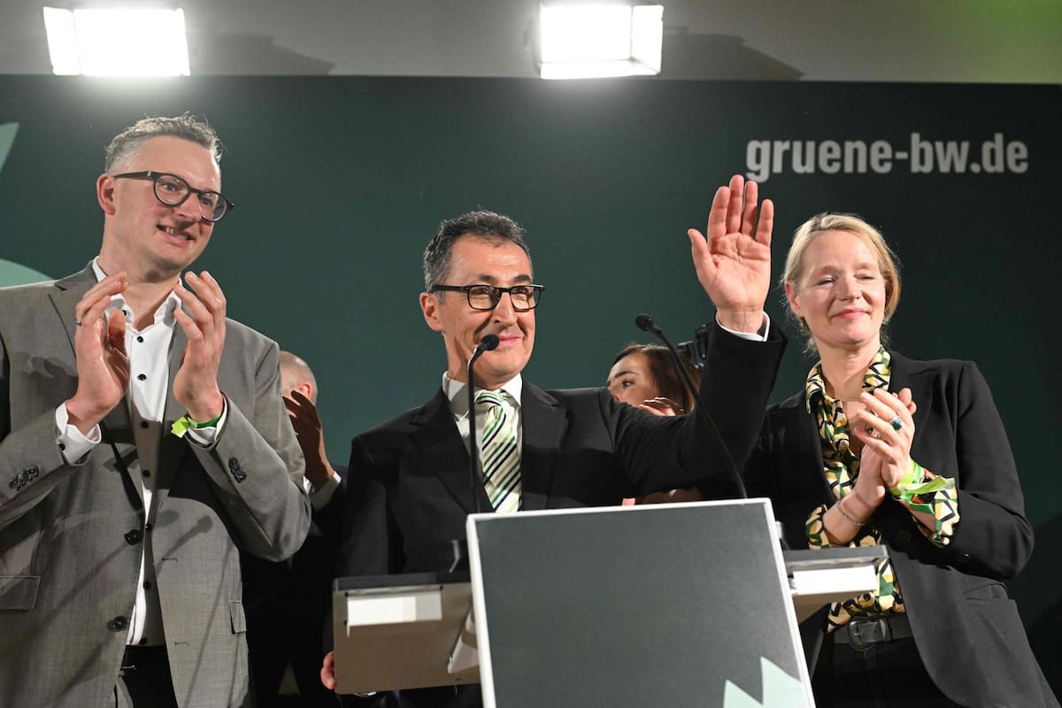 Cem Özdemir, el candidato verde, saluda en el búnker a sus seguidores