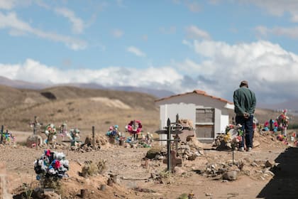 Cementerio local, con las típicas flores de colores que adornan las tumbas y contrastan con la aridez de la alturas.