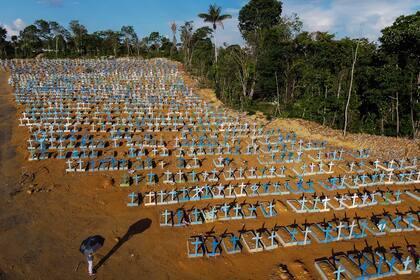 Cementerio reservado para las víctimas de la pandemia Covid-19 en el cementerio Nossa Senhora Aparecida en Manaos