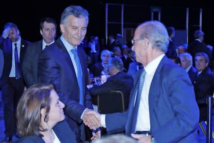 El presidente de la Nación Mauricio Macri, saluda a Jorge Mandelbaum
