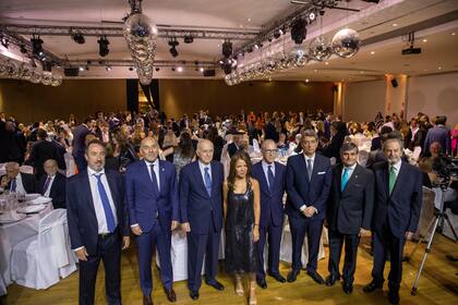 Cena de la Asociación de Magistrados GoldenCenter de Costanera Norte
Los jueces Mariano Llorens y Diego Barroetaveña, el procurador general de la Nación, Eduardo Casal; la jueza Agustina Diaz Cordero, los ministros de la Corte Carlos Rosenkrantz y Horacio Rosatti; el presidente de la Asociación de Magistrados, Marcelo Gallo Tagle, y el juez de la Corte Juan Carlos Maqueda