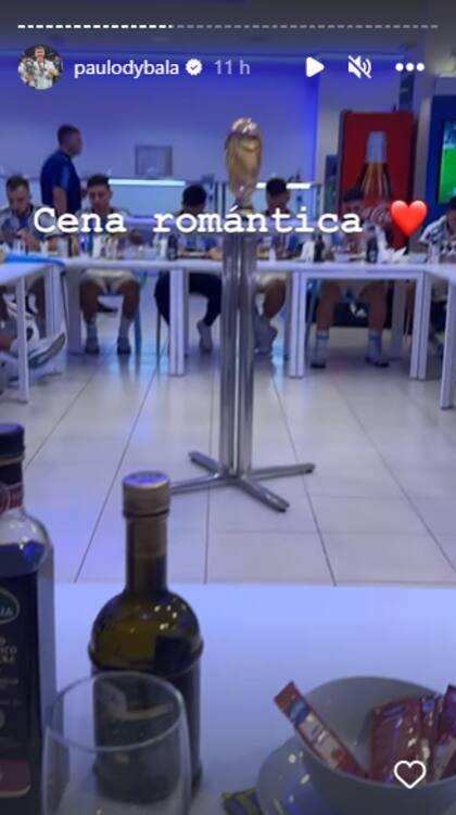 Cena del seleccionado argentino con la Copa del Mundo en el medio