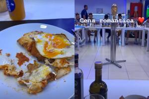 Cena del seleccionado nacional con la Copa del Mundo en el centro
