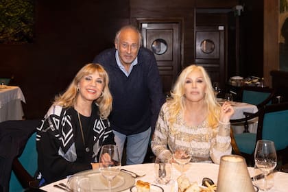 Cena entre amigos tras el estreno en Uruguay de la obra Piel de Judas, protagonizada por Susana Giménez y producida por Gustavo Yankelevich