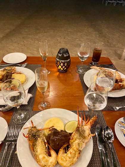 Cena privada en la playa, con música, langosta y champagne.