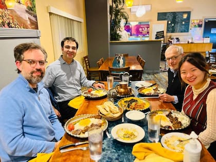 Cenando en Las Vegas: Marcos Santander, a la izquierda, y el ganador del Nobel, Francis Halzen, frente a él, a la derecha. Los restantes son Ali Kheirandish y Qinrui Liu