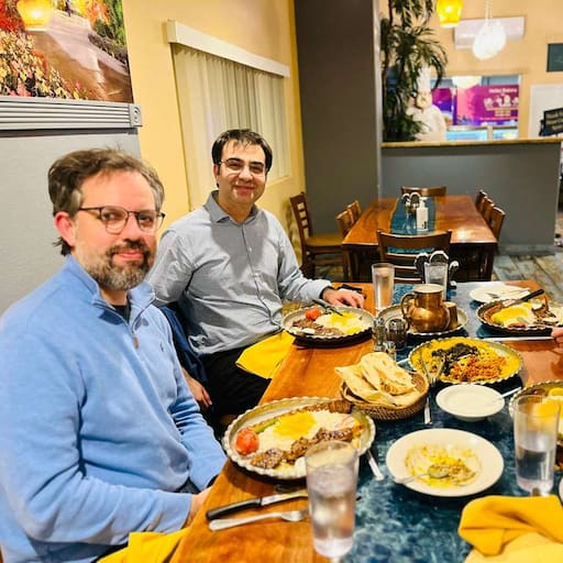 Cenando en Las Vegas: Marcos Santander, a la izquierda, y el ganador del Nobel, Francis Halzen, frente a él, a la derecha. Los restantes son Ali Kheirandish y Qinrui Liu
