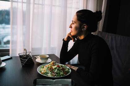 Cenar ciertos alimentos podría estar afectando tu sueño