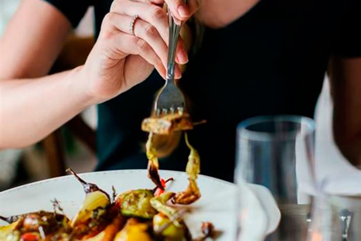 Cenar liviano y temprano, claves para un buen descanso.