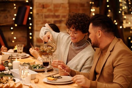 Cenar más tarde supone, además de una mayor propensión a la obesidad, un aumento de los valores de glucosa en sangre (Foto Pexels)