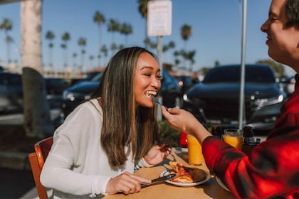 Cenar solo puede evitar las distracciones (Foto: Canva)