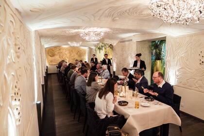 Cenas exclusivas de la aristocrática villa suiza en cuevas subterráneas