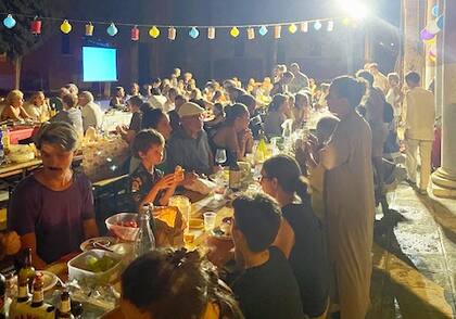 “Cenas para todo el barrio, donde cada uno lleva su plato de comida casero y vino, y se comparte en infinitas mesas con la gente".
