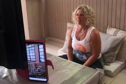 Una pantalla como compañero en la comida: los encuentros virtuales, una salida posible para quienes están solos