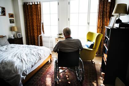 Más de un millón de adultos mayores viven solos en lla Argentina. Estar comunicados con ellos a diario es un modo efectivo de mitigar la angustia que pueden sentir en estos días tan particulares