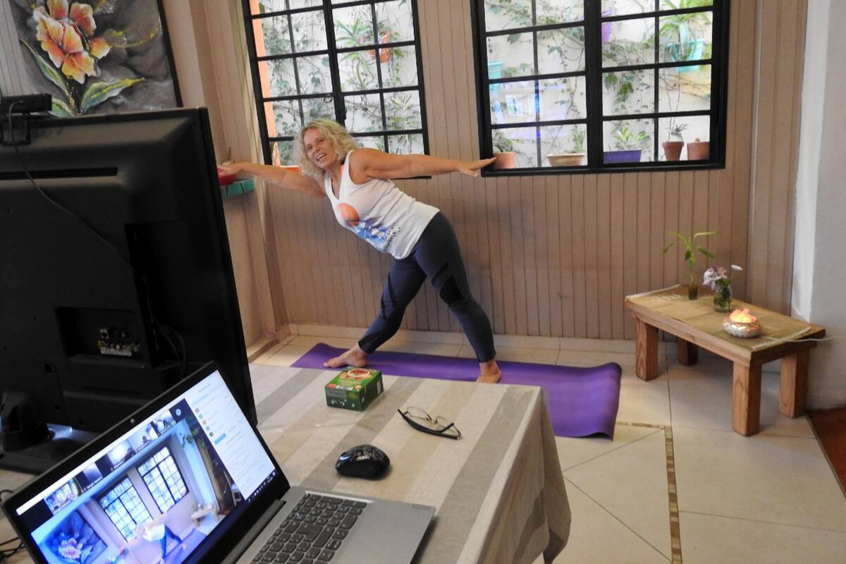 Cenas virtuales, clases de yoga y llamados para los mayores que viven solos