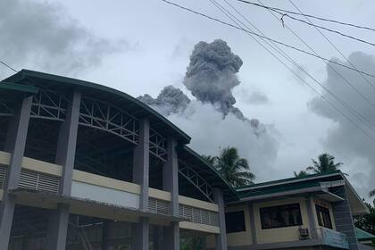 Ceniza y vapor salen del monte Bulusan, visto desee Casiguran, en la provincia de Sorsogon, Filipinas, el domingo 5 de junio de 2022. (AP Foto/Karlyn Dupan Hamor)
