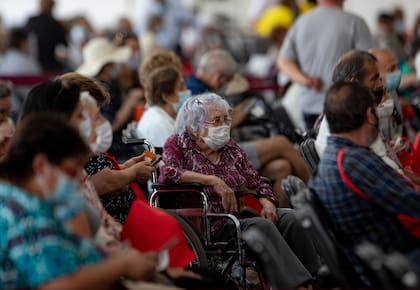 Centenares de adultos mayores esperan para vacunarse con la vacuna Coronavac, en el Estadio del Bicentenario, en Santiago de Chile