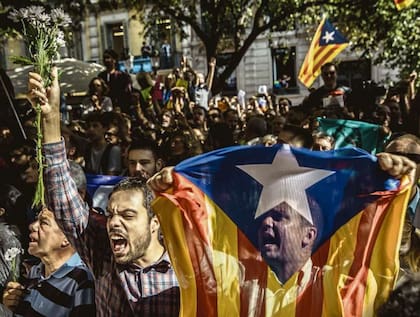 Centenares de catalanes protestaron frente al Ministerio de Economía catalán, epicentro de la acción policial