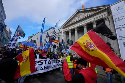 Centenares de policías marchan frente a la sede del Parlamento español durante una protesta en Madrid, el sábado 27 de noviembre de 2021. (AP Foto/Paul White)