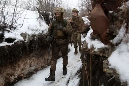 Centenares de soldados ucranianos están apostados en la línea de combate del frente oriental de Ucrania