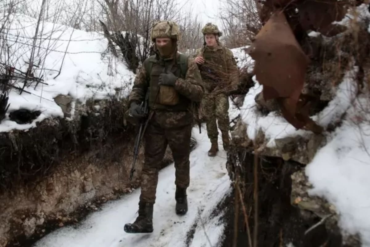 Centenares de soldados ucranianos están apostados en la línea de combate del frente oriental de Ucrania