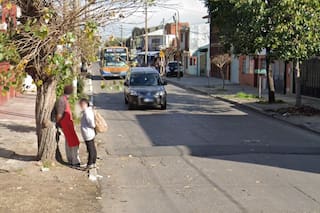 La reacción de la familia de un motochorro al llega al lugar donde una policía lo mató cuando quiso robarle