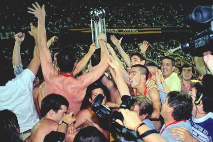 La Copa Conmebol y Martín Cardetti (derecha), autor del tercer gol en el 4 a 0 del 19 de diciembre de 1995.