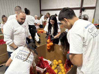 Central California Food Bank y otras organizaciones entregan ayuda alimentaria en el Estado Dorado